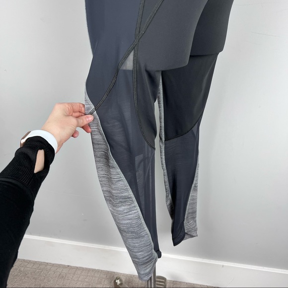 Like New-Lululemon Grey Striped Mesh Running Leggings with Zipper Pocket Size 8 - Picture 5 of 14